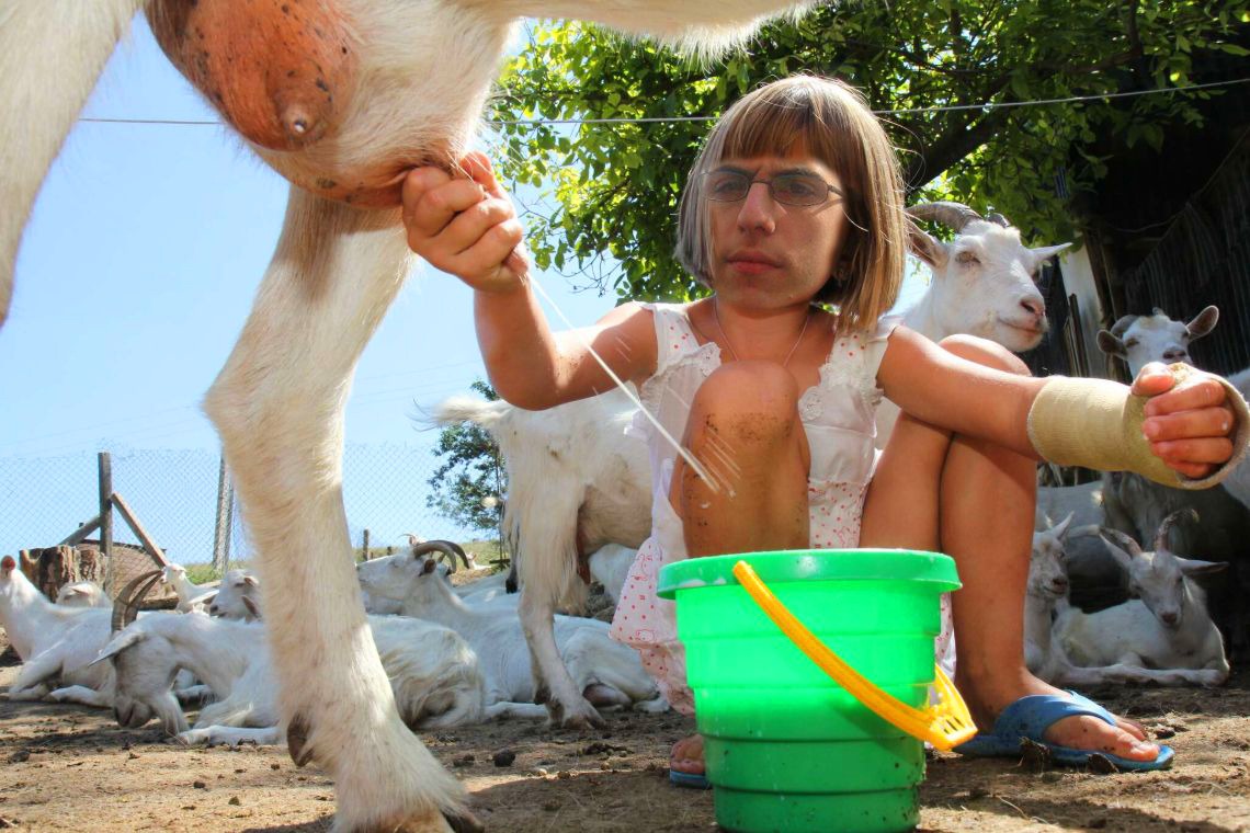 Nick con una mostarda Heinz